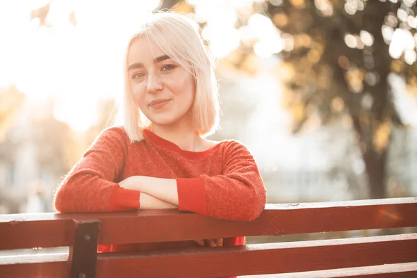 Loira jovem mulher — Fotografia de Stock