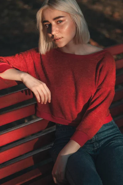 Красива блондинка дівчина — стокове фото