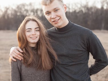 Sahada genç aşık Çift