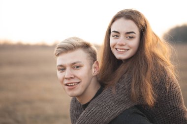 Sahada genç aşık Çift