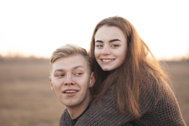 Sahada genç aşık Çift