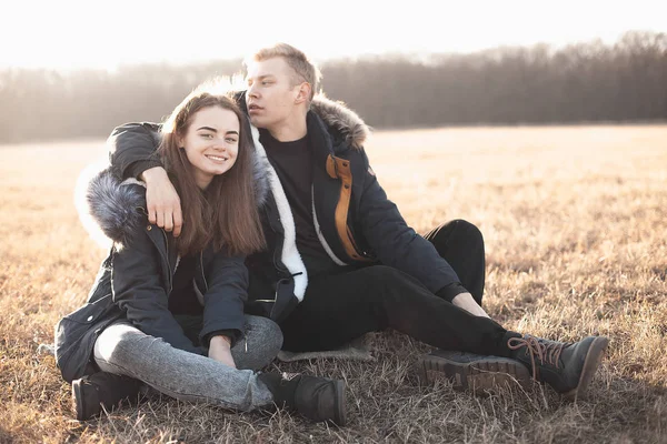 Unga förälskade par på fältet — Stockfoto
