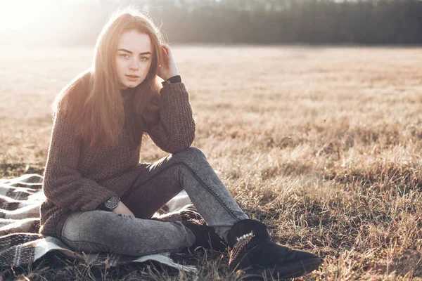 Vrouw zittend op plaid in veld — Stockfoto