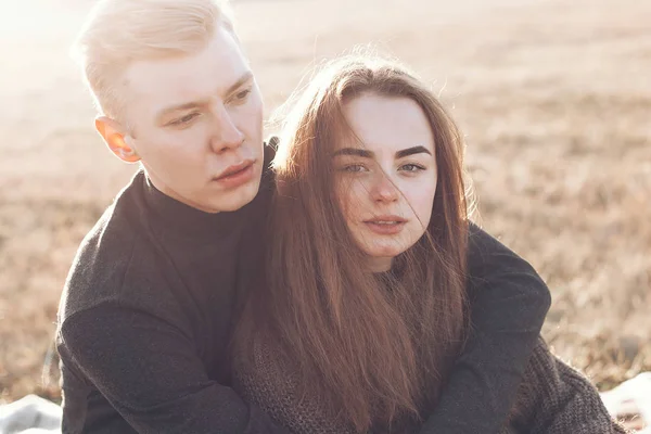 Jovens apaixonados casal em campo — Fotografia de Stock