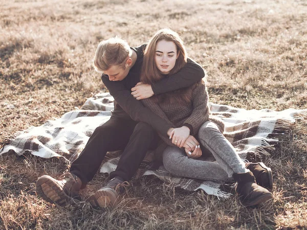 Jovens apaixonados casal em campo — Fotografia de Stock