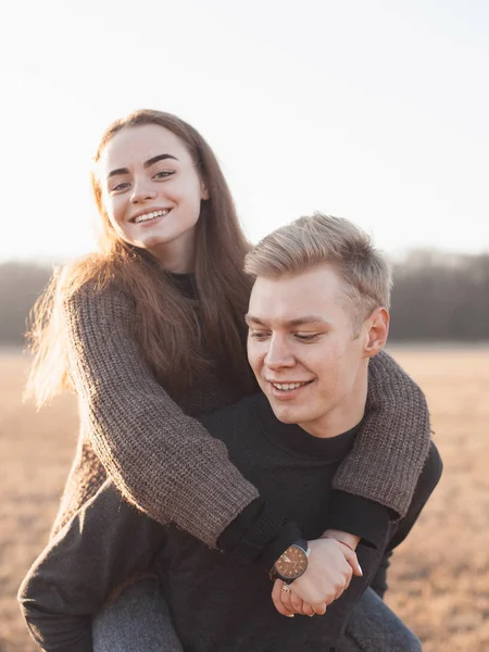 Jovens apaixonados casal em campo — Fotografia de Stock