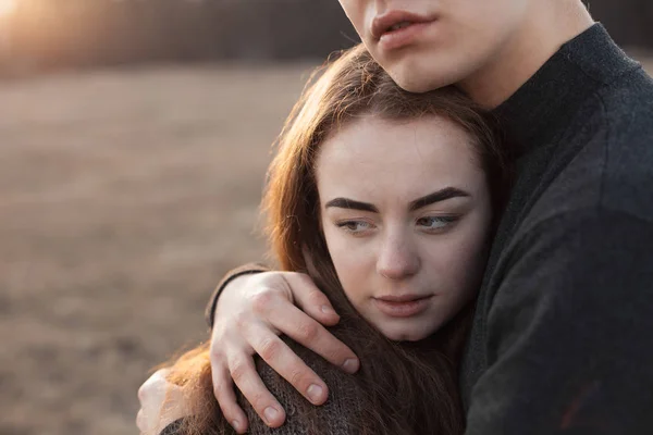 Jovens apaixonados casal em campo — Fotografia de Stock