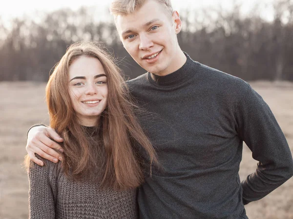 Sahada genç aşık Çift