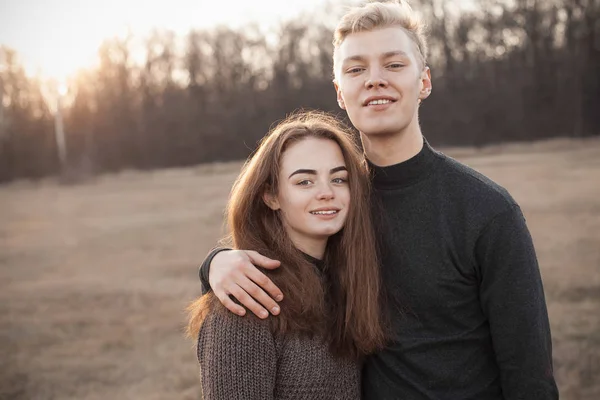 Jovens apaixonados casal em campo — Fotografia de Stock