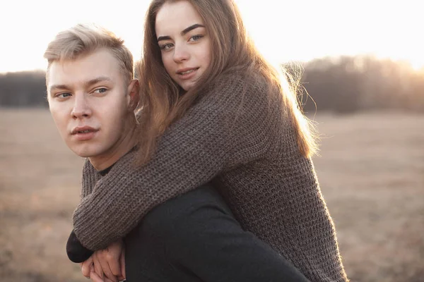 Jovens apaixonados casal em campo — Fotografia de Stock