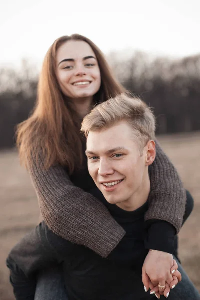 Jovens apaixonados casal em campo — Fotografia de Stock