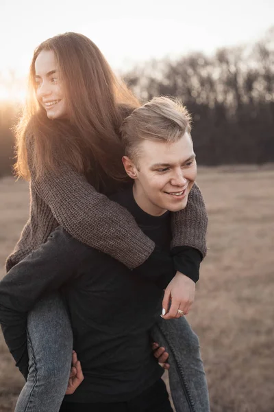 Молодая влюбленная пара на поле — стоковое фото