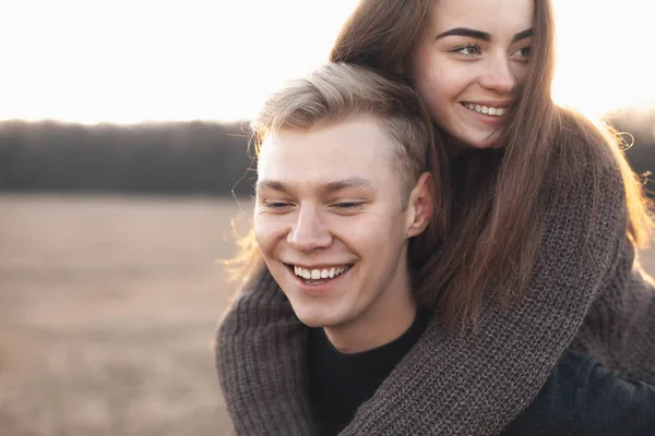 Joven enamorada pareja en el campo — Foto de Stock