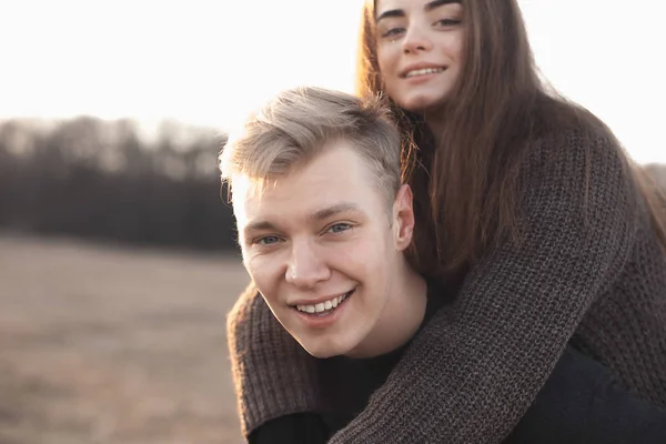 Jeune amoureux couple sur le terrain — Photo