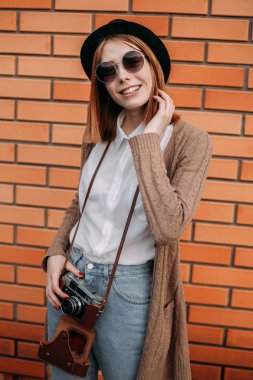 Kadın şehirde bir yolda