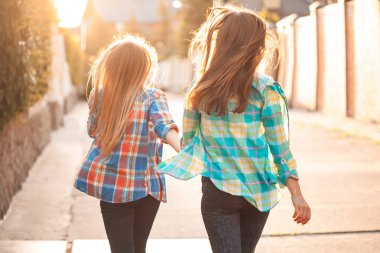 Genç kız sokakta gömlek 