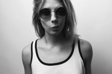 Genç çekici kadın.