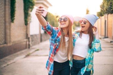 Selfie sokakta çekici kızlar