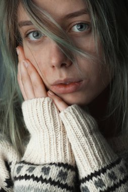 Genç çekici kadın.