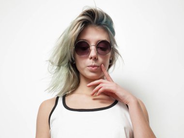 Genç çekici kadın.