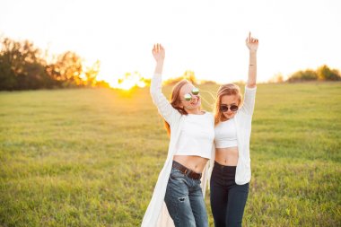 Güneş ışığı alan genç kızlar