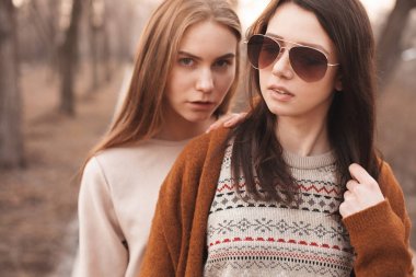 Genç kadınlar açık havada yürüyüş