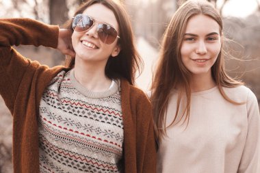 Genç kadınlar açık havada yürüyüş