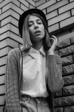 Kadın şehirde bir yolda