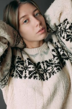 Genç çekici kadın.