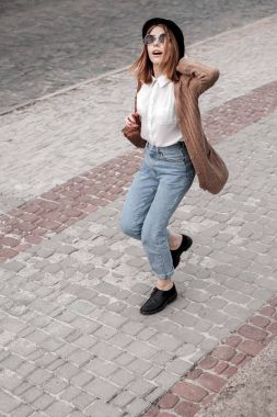 Kadın şehirde bir yolda