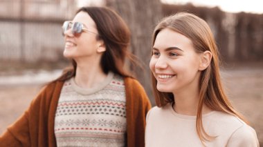 Genç kadınlar açık havada yürüyüş