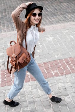 Kadın şehirde bir yolda