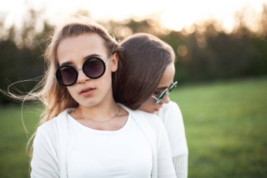 Güneş ışığı alan genç kızlar