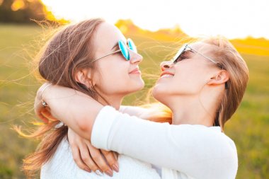 Güneş ışığı alan genç kızlar