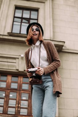 Kadın şehirde bir yolda