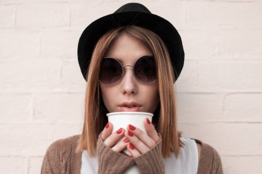 Kağıt bardak kadınla