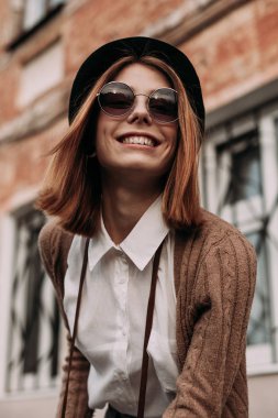 Kadın şehirde bir yolda