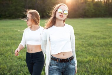 Güneş ışığı alan genç kızlar