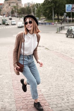 Kadın şehirde bir yolda