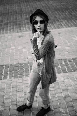 Kadın şehirde bir yolda