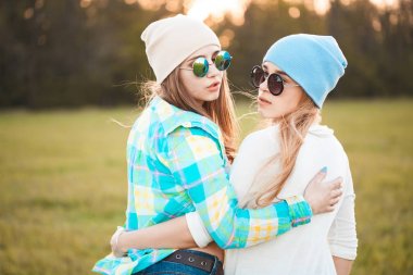 Güneş ışığı alan genç kızlar