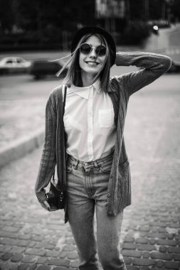 Kadın şehirde bir yolda