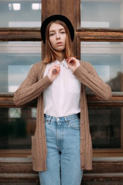 Kadın şehirde bir yolda