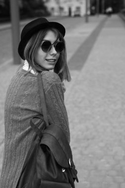 Kadın şehirde bir yolda