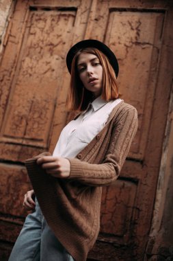 Kadın şehirde bir yolda