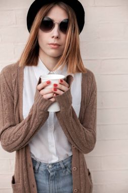 Kağıt bardak kadınla