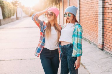 Genç kız sokakta gömlek 