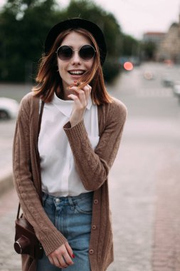 Kadın şehirde bir yolda