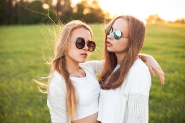 Güneş ışığı alan genç kızlar