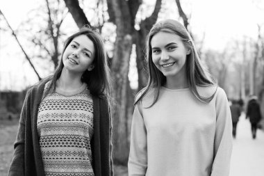 genç kadınlar açık havada